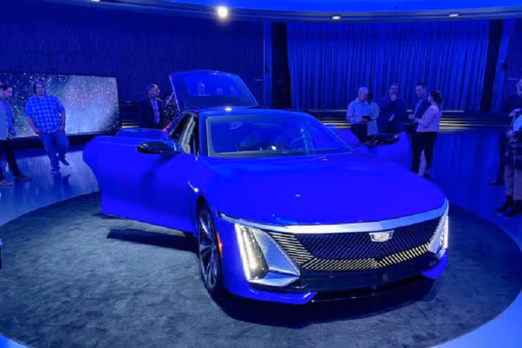 Ra mắt vào tháng 10 năm nay, Celestiq là mẫu xe thuần điện đầu bảng của Cadillac. Chiếc xe Cadillac Celestiq 2023 mới sở hữu công nghệ tiên tiến nhất và nội thất sang trọng, hướng tới nhóm khách hàng thượng lưu. mức giá xe Cadillac Celestiq 2023 dự kiến khoảng 300.000 USD (tương đương 7,3 tỷ đồng).