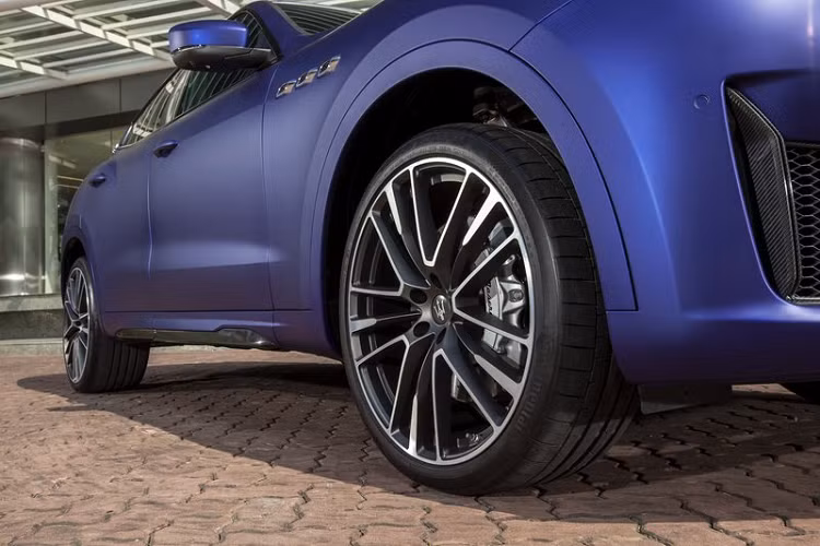 Đặc biệt, xe được trang bị bộ mâm Orione Forged Staggered kích thước 22 inch cùng hệ thống phanh kép đường kính lên đến 380mm, kết hợp bộ kẹp phanh thể thao màu bạc ấn tượng, mang đến cho chiếc Trofeo khả năng xử lý cân bằng hoàn hảo và an tâm khi vận hành ở tốc độ cao.