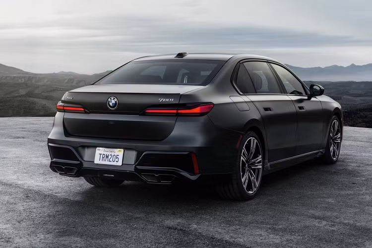 Tại một số thị trường, BMW 7-Series 2023 còn có bản 735i dùng động cơ xăng 6 xi-lanh, tăng áp, dung tích 3.0L nhưng chỉ mạnh 268 mã lực và 400 Nm. Trong khi đó, tại châu Âu, xe có thêm bản máy dầu 740d xDrive với động cơ diesel 6 xi-lanh thẳng hàng, tăng áp, dung tích 3.0L.