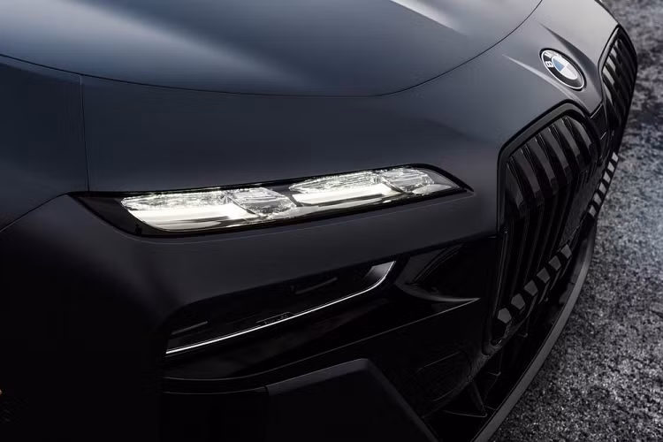 Thiết kế này dự kiến sẽ gây tranh cãi không ít, tương tự khi hãng BMW dùng lưới tản nhiệt quả thận đôi "khổng lồ" mới cho xe của mình. Ngoài ra, mẫu sedan hạng sang cỡ lớn này còn có khe gió nằm dọc ở hai góc đầu xe và hốc gió trung tâm khá rộng.