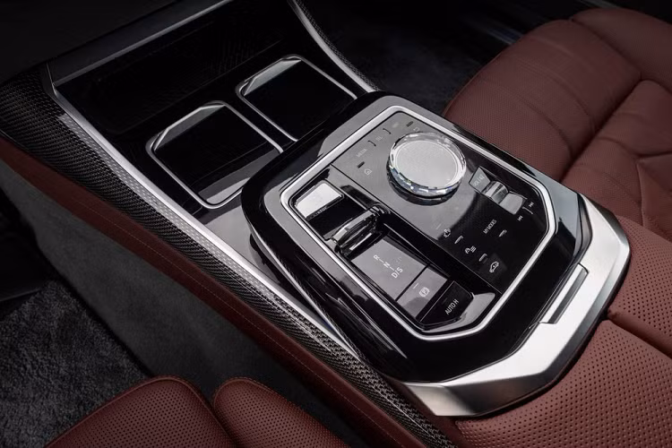 Tương tự đối thủ Mercedes-Benz S-Class, BMW 7-Series thế hệ thứ 7 cũng có hệ thống kết nối 5G để hành khách xem video trên các ứng dụng như YouTube, miễn là xe đang... đứng yên. Ở cụm điều khiển trung tâm, xe có thêm cần số mới với kích thước nhỏ hơn, tương tự BMW X7 2023. Bên cạnh đó, hãng BMW còn bổ sung màn hình cảm ứng 5,5 inch ở bệ tì tay trên cửa sau để hành khách sử dụng các tính năng của xe như gọi điện thoại.
