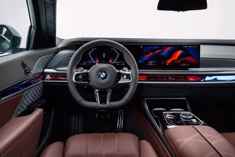 Nếu như ngoại thất của BMW 7-Series 2023 có thể sẽ trở thành đề tài tranh cãi của người yêu xe trong những ngày tới đây thì nội thất của mẫu sedan hạng sang cỡ lớn này lại khá thú vị. Vì đây là mẫu xe hướng đến các ông chủ nên nội thất cũng được tập trung vào hàng ghế sau. Tại đây, chúng ta sẽ thấy điểm nhấn đập vào mắt chính là màn hình Theater Screen 31 inch trên trần xe. Là trang bị tùy chọn, màn hình này mang đến "rạp hát di động" cho hành khách phía sau.