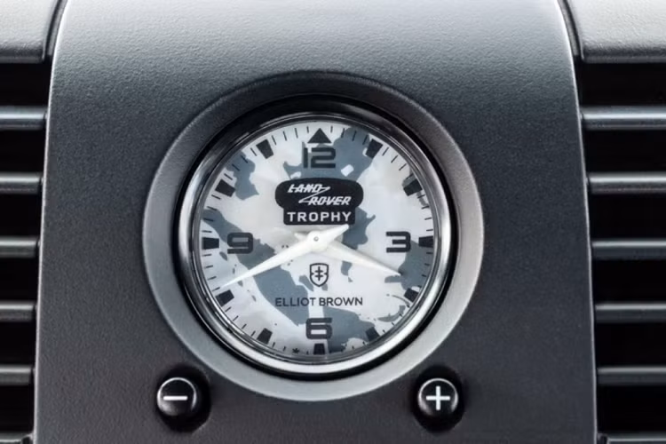 Ở bên trong, xe được trang bị ghế thể thao Recaro có hai tông màu được bọc da Windsor với đường chỉ khâu màu trắng, lẫy chuyển số cho hộp số tự động, hệ thống thông tin giải trí mới của Land Rover Classic và đồng hồ Elliot Brown độc đáo.