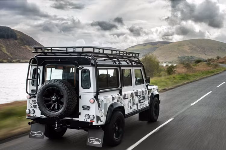 Mỗi chiếc Land Rover Classic Defender đặc biệt này đều được hoàn thiện thủ công một cách tỉ mỉ và tất cả đều có ngoại thất phong cách bọc ngụy trang lấy cảm hứng từ 23 địa điểm - chính là những nơi diễn ra các cuộc phiêu lưu off-road của Land Rover trong suốt 70 năm lịch sử.