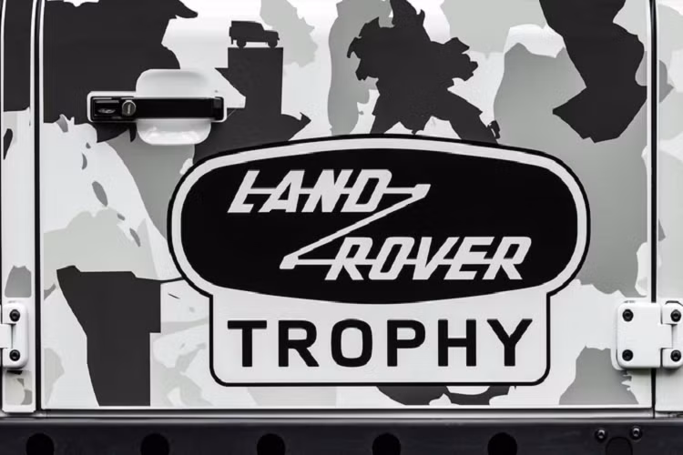 Cụ thể, mẫu xe SUV Land Rover Classic Defender Works V8 Trophy II 2023 được sơn màu trắng Fuji, kết hợp với các chi tiết màu đen tạo hiệu ứng camo, ngoài ra, xe còn có nóc xe và nắp ca-pô sơn đen, bộ mâm hợp kim Sawtooth 18 inch cũng được đen bóng.