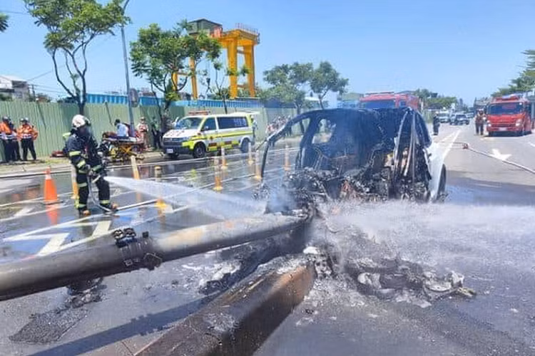 Lam Chi Dinh va con trai gap nan tren Tesla Model X chay dien?-Hinh-2