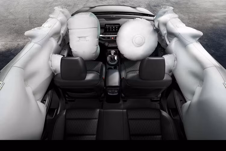 Thân xe có nhiều chi tiết mạ crôm như viền cửa, tay nắm và nẹp cốp sau. Ngoài ra, xe cũng được tạo sự khác biệt với viền lưới tản nhiệt sơn đỏ và cản trước thể thao với đường viền đỏ quanh đèn suơng mù.
