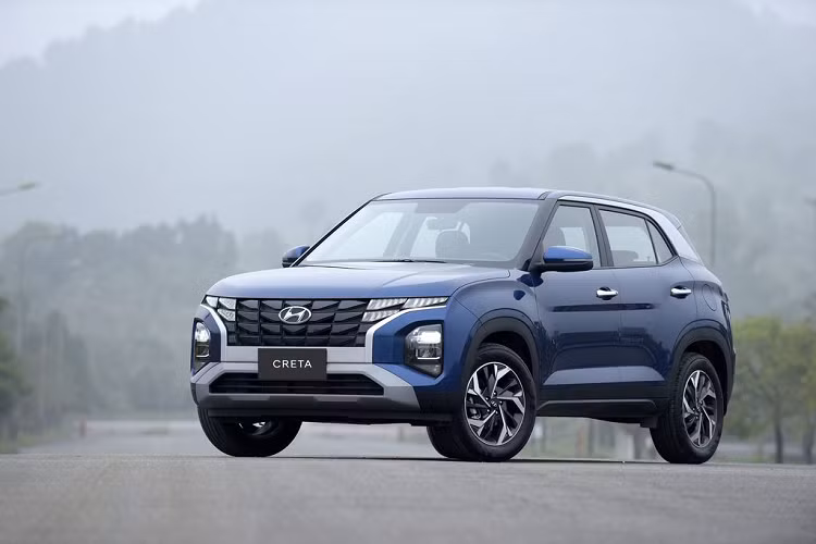 Trong khi đó, một mẫu xe "hàng hot" khác là Hyundai Creta giảm giá từ 15 - 20 triệu đồng tùy bản. Hyundai Tucson hiện cũng đang được đại lý giảm tiền "lạc", đồng thời tặng thêm nhiều phụ kiện. Hyundai Grand i10 đang được giảm 10 triệu đồng