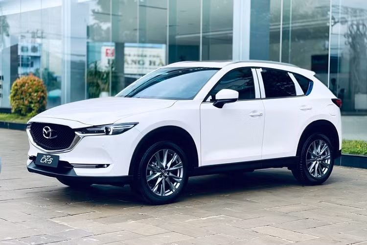 Trước những ưu đãi ồ ạt từ phía các đối thủ cùng phân khúc, mới đây mẫu SUV Mazda CX-5 cũng đã nhận được mức giảm đang được giảm giá từ 30 - 80 triệu đồng (tùy phiên bản và đại lý) so với giá niêm yết của hãng.