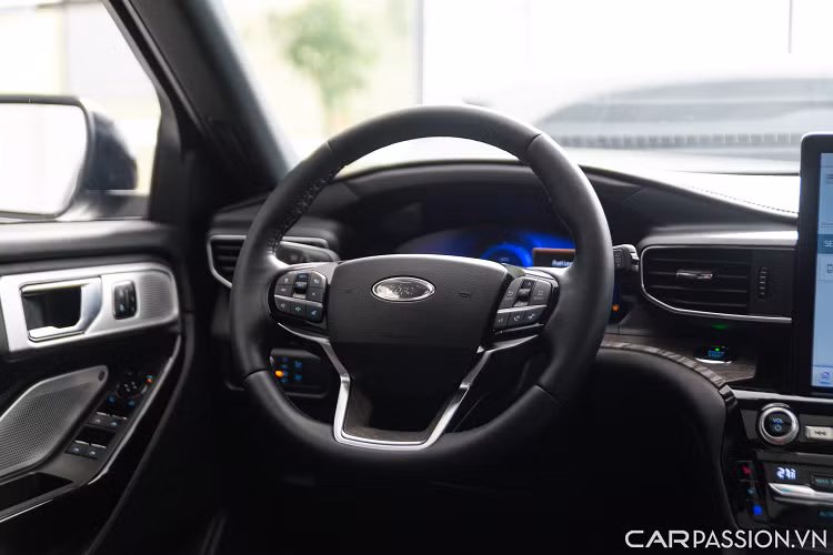 Nội thất của Ford Explorer được nâng cấp tinh tế hơn với vật liệu cao cấp như da, ốp gỗ, chrome xước mờ khiến không gian trong xe sang trọng hơn. Vô lăng 4 chấu bọc da cao cấp, ốp gỗ, có tính năng sưởi và tích hợp hàng loạt nút điều khiển chức năng, ẩn phía sau là màn hình điện tử hoàn toàn Digital Productivity Screen với kích thước 12,3 inch hiển thị tốc độ và thông tin của xe. 