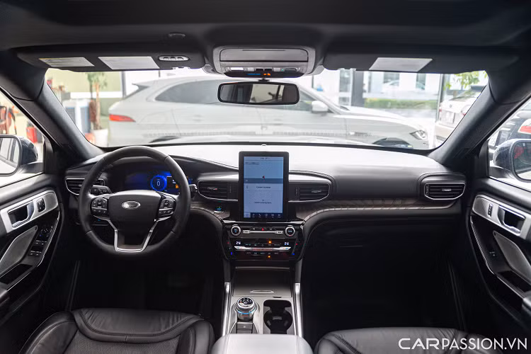 SUV này có kích thước dài x rộng x cao lần lượt 5.049 x 2.004 x 1.778 (mm). Chiều dài trục cơ sở đạt 3.025 mm. vChiếc Explorer Platinum có phần đuôi hầm hố hơn với thiết kế ống xả kép đối xứng hai bên, trong khi bản chính hãng chỉ có 2 ống xả đơn. Logo phiên bản Platinum đặt tại đuôi xe. Hệ thống đèn hậu dạng LED kết hợp với bóng đèn halogen. 