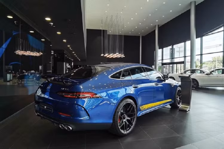 Mercedes-Ben còn đảm bảo độ an toàn với hàng loạt trang bị như hệ thống phanh ADAPTIVE, phanh tay điều khiển điện với chức năng nhả phanh thông minh, hệ thống hỗ trợ phanh phòng ngừa va chạm Active Brake Assist.