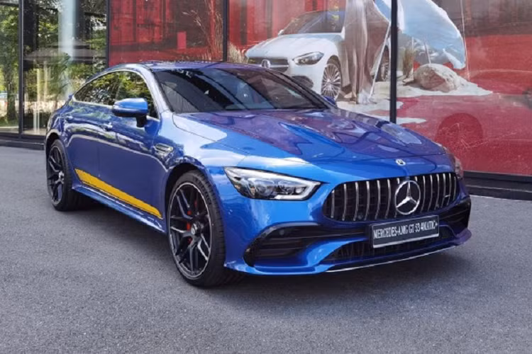 Mercedes-AMG GT 53 4Matic bản nâng cấp còn có thêm 2 gói trang bị ngoại thất khác là AMG Exterior Carbon Fiber và AMG Night hoặc phối hợp các điểm nhấn giữa hai lựa chọn này để tăng tính độc đáo cũng như cá nhân hóa cho chủ xe.
