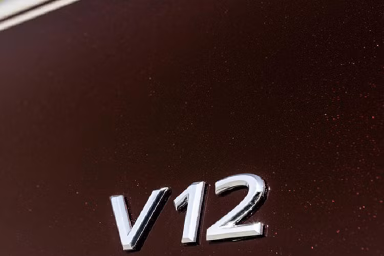 Hiện tại, S680 là 1 trong 2 dòng xe siêu sang Mercedes-Maybach S-Class thế hệ mới đang được bán chính hãng tại Việt Nam. Giá xe Mercedes-Maybach S680 mới nhất hiện nay từ 16 tỷ đồng khi khách mua xe chính hãng, còn các đại lý tư nhân đều chào giá bán trên 20 tỷ đồng.