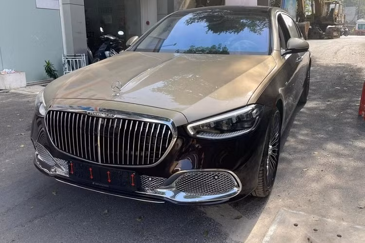 Trong tuần này, giới mê xe và yêu biển đẹp đều trông chờ vào việc biển số "VIP" 51K-555.55 sẽ thuộc về chiếc xe nào. Kết quả sau cùng cũng đã có và càng bất ngờ hơn khi câu nói "xe sang đi kèm biển đẹp" đã luôn đúng trong các trường hợp Mercedes-Maybach S680 trúng biển ngũ quý 5.
