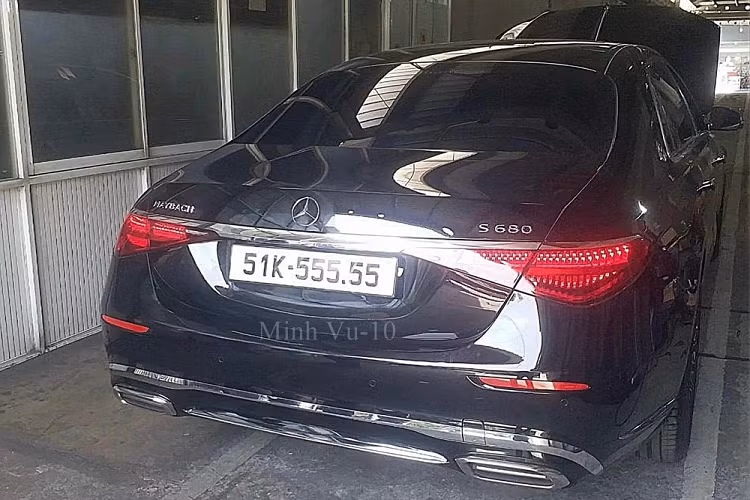 Những hình ảnh ít ỏi được chia sẻ lên mạng xã hội cho thấy, một chủ nhân của chiếc xe siêu sang Mercedes-Maybach S680 2022 mới đã may mắn bấm được chiếc biển số 51K-555.55.