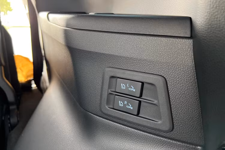 Điểm nổi bật ở Land Cruiser 2022 chính là ngoại thất xe mang những đường nét khác biệt. Mẫu xe này vẫn mang kiểu dáng hình hộp nhưng gọn gàng hơn bản cũ.