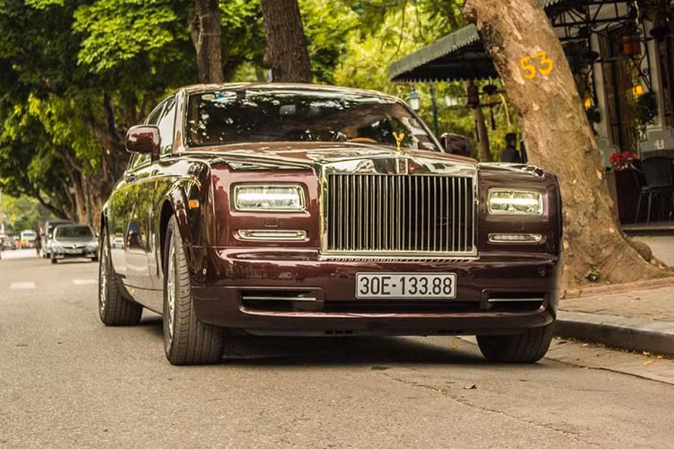 Muon dau gia Rolls-Royce Phantom Lua Thieng phai coc truoc 5,6 ty dong