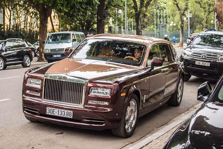 Chiếc Rolls-Royce Phantom này được sơn màu đỏ, 4 chỗ ngồi. Xe có biển số 30E-133.88 cấp ngày 13/06/2018, đăng ký lần đầu ngày 5/12/2015 và được đứng tên bởi Công ty TNHH Đầu tư tài chính và Quản lý tài sản RTS. Tài sản này đã thế chấp cho Ngân hàng TMCP Phương Đông - Chi nhánh Hà Nội (theo hợp đồng thế chấp ôtô số 0058.03/2018 ngày 4/12/2018) để đảm bảo cho khoản vay của FLC Land.