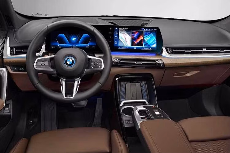 Phụ trách lưu trữ và cung cấp năng lượng vận hành mô-tơ là bộ pin 64,7 kWh được đặt ở sàn xe. Bộ pin này tương thích công nghệ sạc nhanh DC 130 kW, đồng nghĩa rằng người dùng có thể sạc pin từ 10 lên 80% chỉ trong 29 phút, sạc nhanh 10 phút cũng giúp xe đi được 120 km.