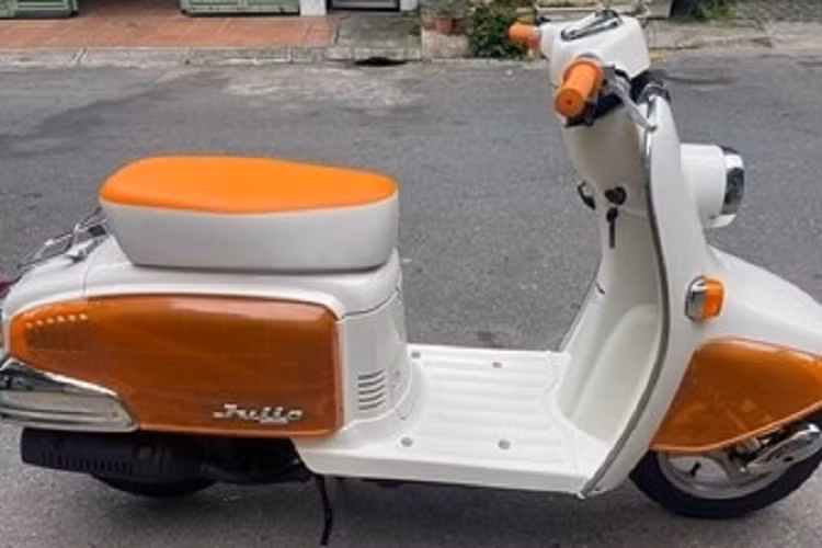 Theo anh D.N người rao bán chiếc xe ga Honda Julio 50cc chưa 1 lần đổ xăng báo giá 25 đến 28 triệu đồng nhưng chợt nhận ra mình nhầm xe, mức giá này dành cho các xe Honda Julio 50cc đã qua sử dụng từ vài nghìn đến chục nghìn km. Còn với chiếc xe Honda Julio 50cc có màu trắng cam được anh cam kết chưa lăn bánh giá lại lên đến trăm triệu đồng.