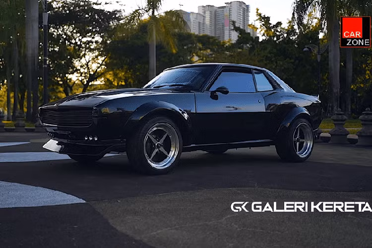 Khi Toyota Celica thế hệ đầu tiên ra mắt vào năm 1970, nó đã được bán ở thị trường Bắc Mỹ trong vai trò một sự thay thế giá mềm hơn và có lẽ nhanh nhẹn hơn so với Ford Mustang. 
