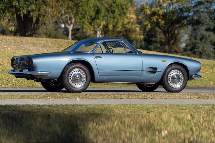 Trên thực tế, Maserati thích nhắc nhở mọi người về quá khứ của hãng ngay cả trong những mẫu concept có tư duy tiến bộ nhất như Maserati GranTurismo Targa. Chiếc xe đó có liên quan đến chiếc Maserati 5000 GT tuyệt đẹp được giới thiệu vào năm 1959, nhưng nếu bạn muốn sở hữu một chiếc xe thật hơn là một phiên bản”hiện đại hóa”, vậy bạn thì nên tìm đến phiên đấu giá Geared Online Scottsdale của Gooding &amp; Company.