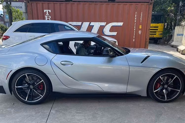 Sức mạnh của Toyota GR Supra thế hệ thứ 5 sẽ được truyền tới cầu sau thông qua hộp số tự động 8 cấp có tích hợp lẫy chuyển số trên vô lăng, nhờ đó, mẫu xe thể thao của các dân chơi tốc độ có thể dễ dàng tăng tốc từ vị trí xuất phát lên 96 km/h trong thời gian khoảng 4,1 giây trước khi đạt vận tốc tối đa 250 km/h.