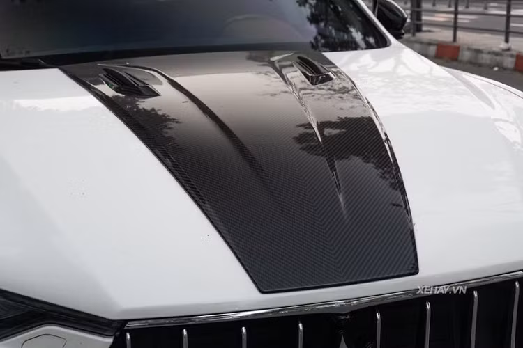 Sau khi được đắp thêm loạt chi tiết độ, diện mạo chiếc xe SUV Maserati Levante S trông hầm hố và cá tính hơn hẳn, tổng thể xe được hoàn thiện trong 2 tông màu trắng - đen, đơn giản nhưng vẫn cuốn hút.