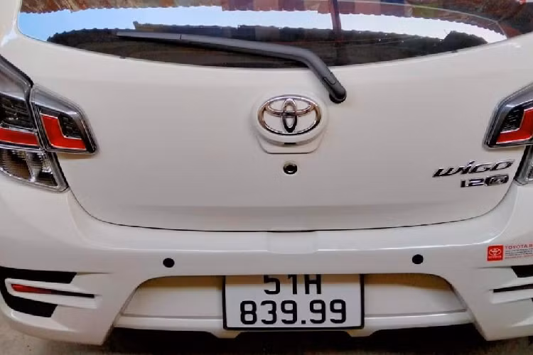 Bảng táp lô tinh tế, hiện đại hơn với điều khiển điều hòa được nâng cấp từ dạng núm xoay lên nút bấm và giao diện màn hình điện tử. Trên phiên bản G AT bổ sung kết nối điện thoại smart link tối đa hóa tiện ích và giúp người sử dụng dễ dàng kết nối với điện thoại di động. Phiên bản MT nâng cấp hệ thống giải trí từ CD lên DVD.