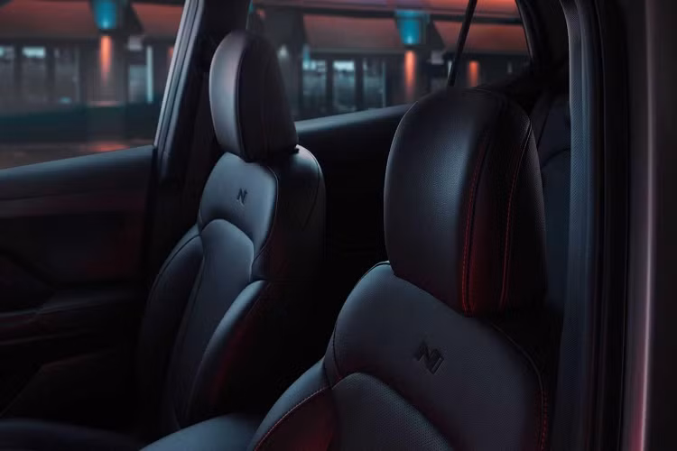 Bên cạnh đó là cần số, vô lăng và bộ bàn đạp bằng nhôm dành riêng cho Hyundai Creta N Line 2022. Về trang bị tiện nghi, Hyundai Creta N Line 2022 có cửa sổ trời toàn cảnh Panorama bảng đồng hồ kỹ thuật số với màn hình 7 inch, màn hình thông tin giải trí cảm ứng 10,25 inch, hệ thống điều hòa tự động, nút bấm khởi động máy, phanh tay điện tử, giữ phanh tự động và sạc điện thoại thông minh không dây.