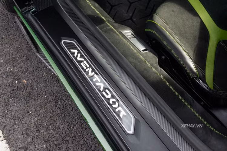 Bên cạnh bộ cánh độc đáo, Lamborghini Aventador SVJ còn gây ấn tượng với phần đầu xe thiết kế mạnh mẽ và táo bạo, gồm cụm đèn pha góc cạnh tựa như 2 viên kim cương rực rỡ cùng với dải đèn LED bắt mắt với những chiếc bóng đèn nhỏ bên trong.