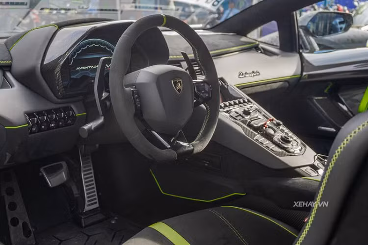 "Trái tim" của Lamborghini Aventador SVJ là cỗ máy V12 6.5L cho ra 770 mã lực và mô-men xoắn 720 Nm, hơn 30 mã lực so với Aventador SV. Nhờ khối động cơ 'khủng', Aventador SVJ chỉ cần 2,8 giây để tăng tốc 0-100 km/h trước khi cán vận tốc tối đa 350 km/h.