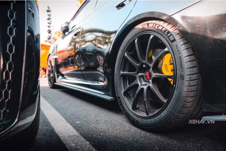 Tiếp đến là chiếc Subaru Impreza STI hatchback màu đỏ được mệnh danh là "quái vật" khi được độ công suất lên đến 800 mã lực. Đây cũng là một trong những mẫu xe thể thao hàng hiếm tại Việt Nam.