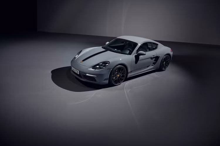 Điểm đặc biệt của 718 Cayman và 718 Boxster phiên bản Style Edition nằm ở mặt ngoại thất với những chi tiết mang đậm tính thời trang. Cụ thể, Porsche 718 Cayman và Boxster Style Edition được bổ sung gói trang trí thể thao các sọc trắng trên mui xe, dòng chữ “Porsche” bên hông và logo xe ở phía sau cũng có màu trắng.