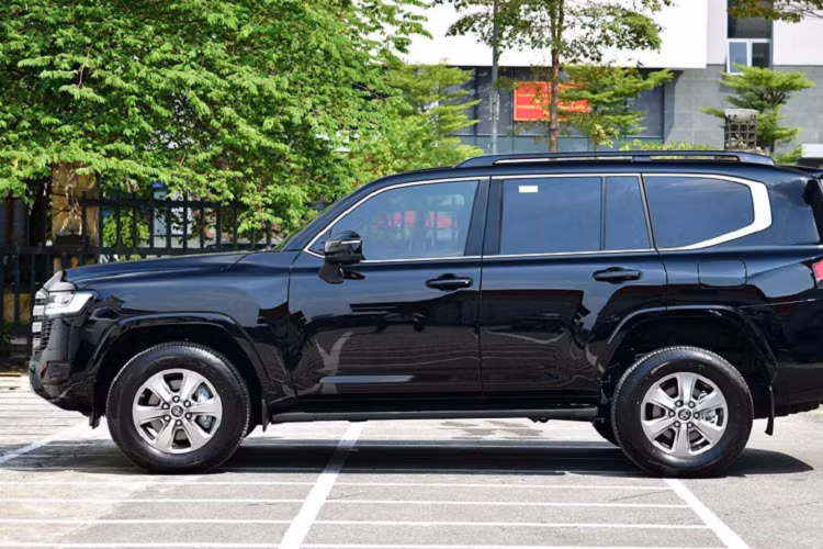 Toyota Land Cruiser thế hệ hoàn toàn mới sử dụng động cơ Xăng V6 3.5L tăng áp kép (twin-turbo) cho công suất 409 mã lực và mô-men xoắn cực đại 650Nm.