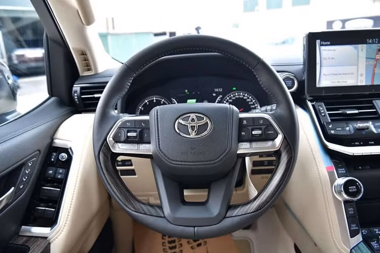 Hồi cuối năm ngoái, Land Cruiser thế hệ mới đã gây bất ngờ khi có giá chênh không dưới 500 triệu đồng chỉ sau thời gian ngắn kể từ lúc ra mắt hồi tháng 8 năm năm ngoái. Thậm chí Toyota Land Cruiser 2022 đã qua sử dụng lăn bánh khoảng 13.000km cũng được người bán tự tin chào giá 5,3 tỷ đồng. 