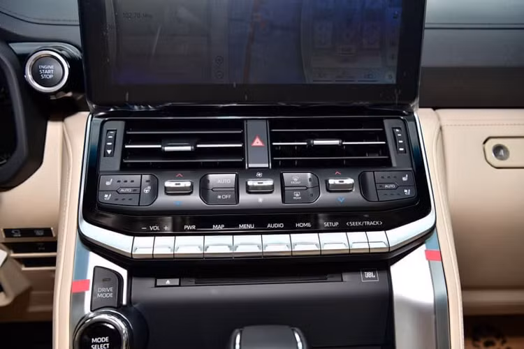Có thể nói, Toyota Land Cruiser thế hệ mới hiện tại là mẫu xe bán chênh giá cao nhất trong danh mục sản phẩm xe Toyota tại Việt Nam.