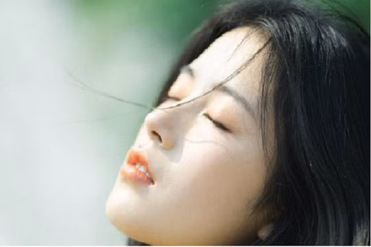 Tôi vừa bế con rời tòa, mẹ chồng đã đứng chờ đưa cho 200 triệu Toi vua be con roi toa, me chong da dung cho dua cho 200 trieu