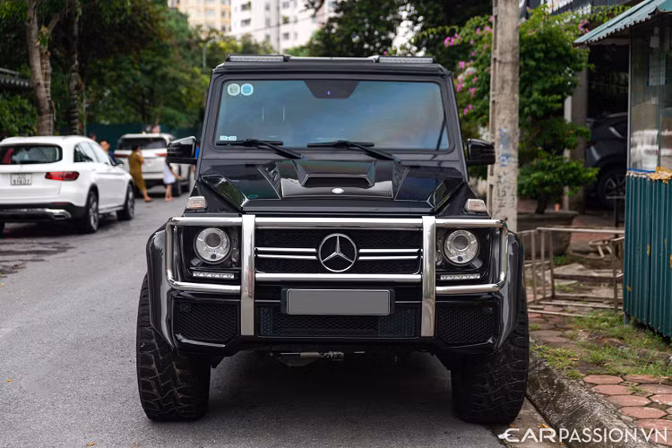 Ngoại thất của chiếc G63 vẫn sở hữu thiết kế vuông vức đặc trưng của dòng G-Class. Phía trước là phần cụm đầu nổi bật với lưới tản nhiệt, cản trước mạ chrome, hốc hút gió cỡ lớn. Cặp đèn pha bi-xenon, bên dưới là dải đèn LED ban ngày. Xi nhan đặt tách biệt trên nắp ca-pô. Bảo vệ cho phần đầu xe là bộ khung bảo vệ bằng inox khá ấn tượng.