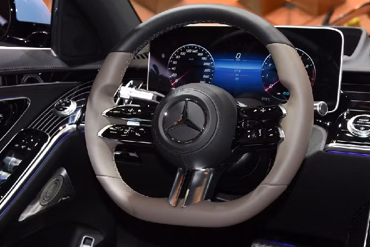 Bước vào bên trong Mercedes-Benz S500L 4Matic, người lái sẽ bắt gặp không gian nội thất bọc da phối màu nâu, trắng và đen, tạo cảm giác an tĩnh. Trong đó, khu vực mặt táp-lô và mặt cửa của xe lấy cảm hứng thiết kế từ du chuyển khiến nội thất như rộng hơn.
