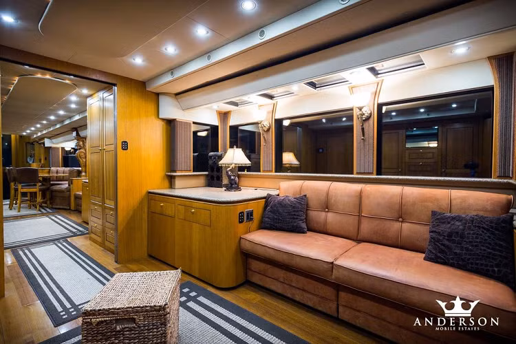 Hãng Anderson Mobile Estates sản xuất chiếc xe với tên gọi ban đầu là The Studio. Sau đó, Will Smith đã cá nhân hóa nó và đặt tên mới là "The Heat" để vinh danh bộ phim cùng tên của mình. Đây là mẫu xe motorhome dành cho người nổi tiếng đầu tiên của hãng Anderson Mobile Estates, bởi vậy cho đến nay The Heat vẫn là mẫu xe mang tính biểu tượng.