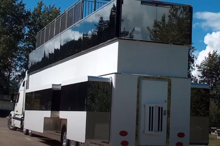 Cầu thang bên trong và hầu hết các đồ nội thất được làm bằng gỗ Oberflex, được sản xuất tại Pháp. Nó trông giống như gỗ nguyên khối nhưng có ưu điểm là siêu chịu lực và không bị trầy xước. Thậm chí, ngay cả trần nhà cũng được trang trí bằng da thật, đá cẩm thạch trong phòng tắm và những công nghệ hiện đại khác. The Heat được cung cấp một hệ thống an ninh có thể ngay lập tức phát hiện kẻ xâm nhập và cảnh báo cho chủ nhân, đồng thời kích hoạt khoá bảo mật và gửi ảnh của kẻ đột nhập đến điện thoại của họ.
