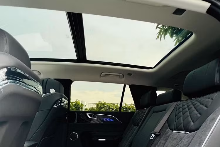 Trong khi đó, nội thất bản Deluxe bọc da Alcantara và PV. Xe được trang bị hệ thống âm thanh 8 loa. Cấu hình ghế ngồi 7 chỗ, bố trí dạng 2-3-2.