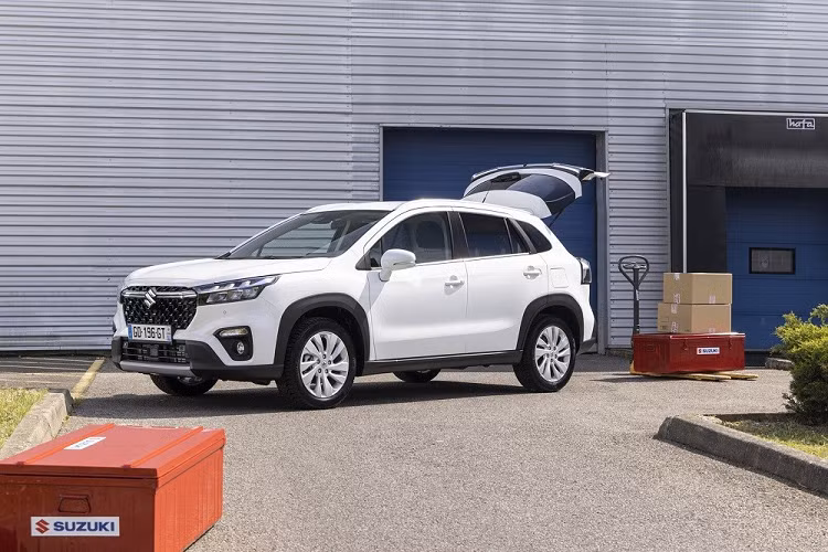  Suzuki SX4 S-Cross thế hệ mới đã lần đầu tiên trình làng tại thị trường châu Âu vào hồi tháng 11 năm ngoái. Sau nửa năm, mẫu SUV hạng B này tiếp tục được bổ sung phiên bản thương mại mới ở thị trường Pháp.