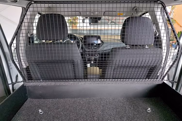Nếu chi thêm tiền, khách hàng có thể lắp thêm một số phụ kiện cho Suzuki SX4 S-Cross phiên bản thương mại, ví dụ như vách dạng lưới ngăn khoang lái với khoang chở hàng. Bên cạnh đó là tấm chia khoang chở hàng thành 2 tầng. Trái ngược với nội thất, ngoại thất của Suzuki SX4 S-Cross 2022 phiên bản thương mại không có gì thay đổi. Xe vẫn sở hữu chiều dài 4.300 mm, chiều rộng 1.785 mm, chiều cao 1.580 mm và chiều dài cơ sở 2.600 mm.
