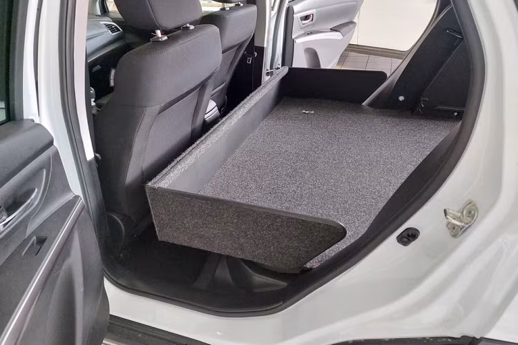 Được biết, hãng Suzuki đã bắt tay với công ty Jocquin chuyên độ khoang chở hàng của Pháp để tạo ra phiên bản thương mại của mẫu SUV hạng B này. Không chỉ có cốp rộng hơn, Suzuki SX4 S-Cross phiên bản thương mại mới còn được bổ sung vật liệu gia cố dưới sàn.