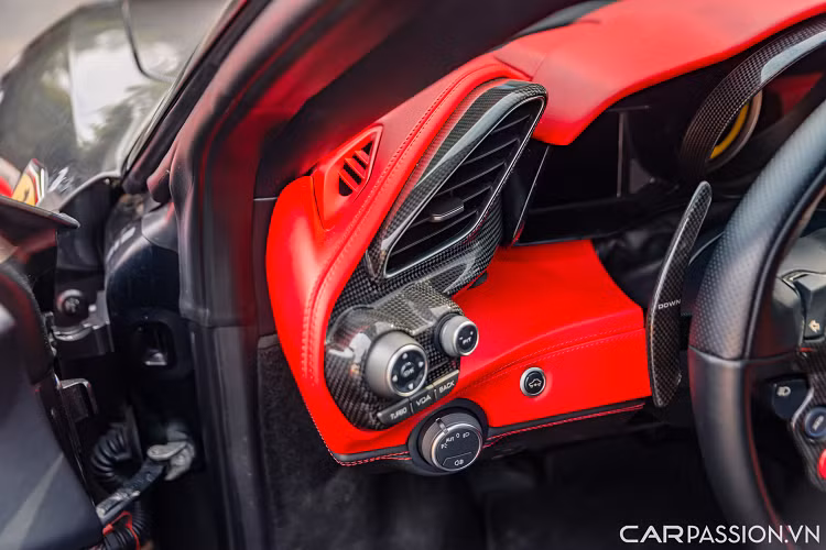 Ferrari 488 GTB sử dụng cỗ máy V8 tăng áp kép đặt giữa có dung tích 3.9 lít, sản sinh công suất tối đa 661 mã lực tại vòng tua máy 8.000 vòng/phút và mô-men xoắn cực đại đạt mức 760 Nm tại vòng tua máy 3.000 vòng/phút.