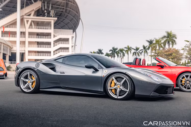 Chính thức ra mắt công chúng tại triển lãm xe hơi quốc tế Geneva Motor Show năm 2015, siêu xe Ferrari 488 GTB được xem như một bước ngoặt lớn ở cả khâu thiết kế cũng như vận hành của thương hiệu siêu xe nước Ý.