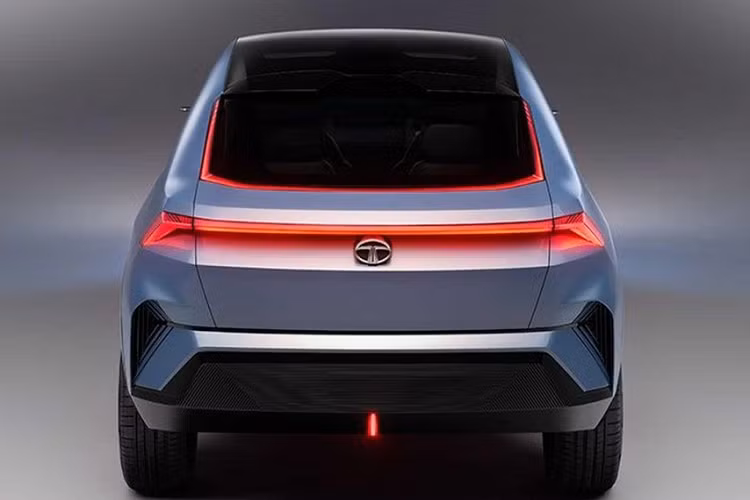 Vì là một bản concept còn cách xa giai đoạn sản xuất, vậy nên chiếc xe không có tay nắm cửa và có trang bị camera nhỏ thay thế cho gương chiếu hậu bên. Một đặc điểm thiết kế hết sức thú vị của Tata Curvv là dải đèn LED ở phía sau, chạy vòng quanh theo hình dạng của cửa sổ sau.
